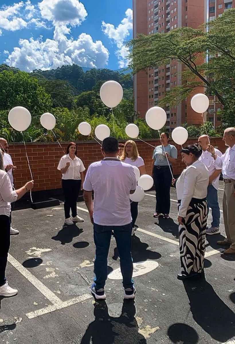 Ceremonia con globos blancos