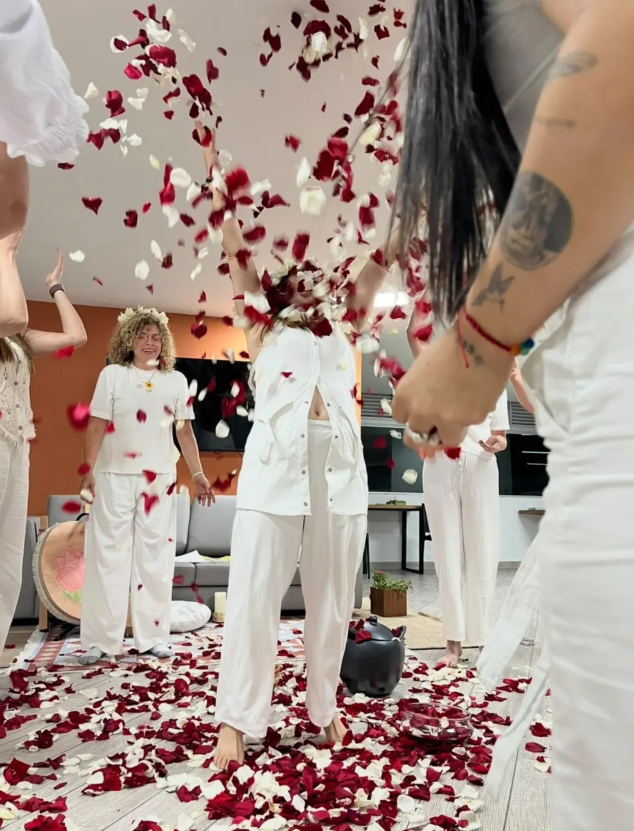 Ceremonia con pétalos de rosa en Alquimia del Alma