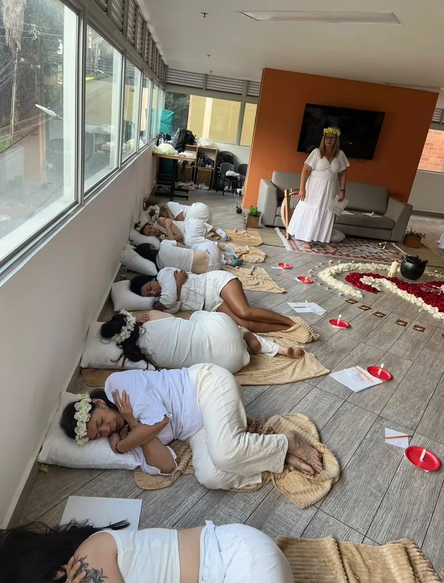 Participantes en la ceremonia de útero