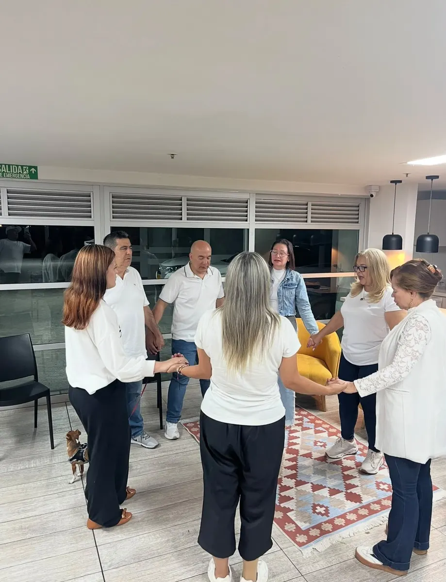 Círculo de manos en un encuentro grupal
